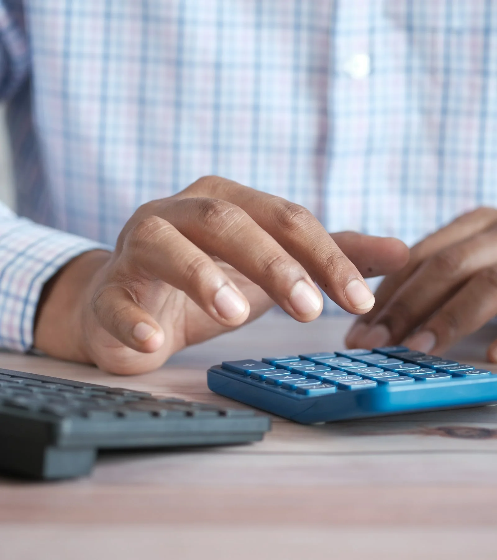 Iemand werkt geconcentreerd met papieren en administratie.