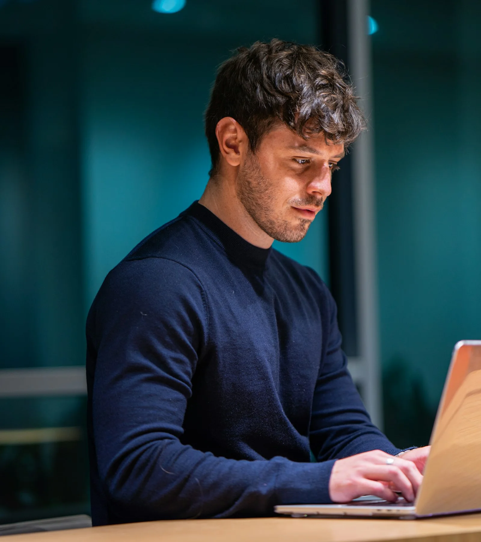 Een professional aan het werk achter een laptop.
